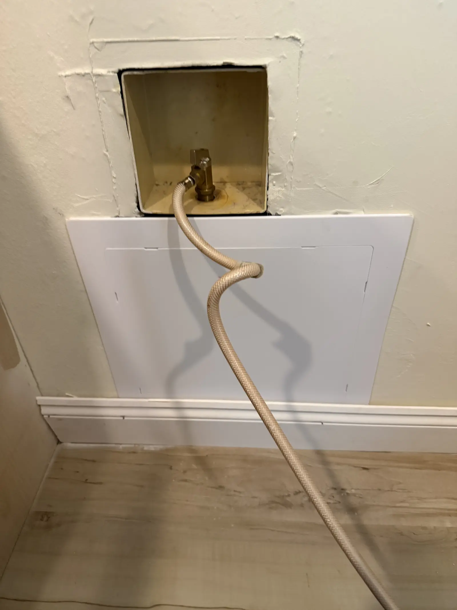 Recessed ice maker valve box with water line to the refrigerator
